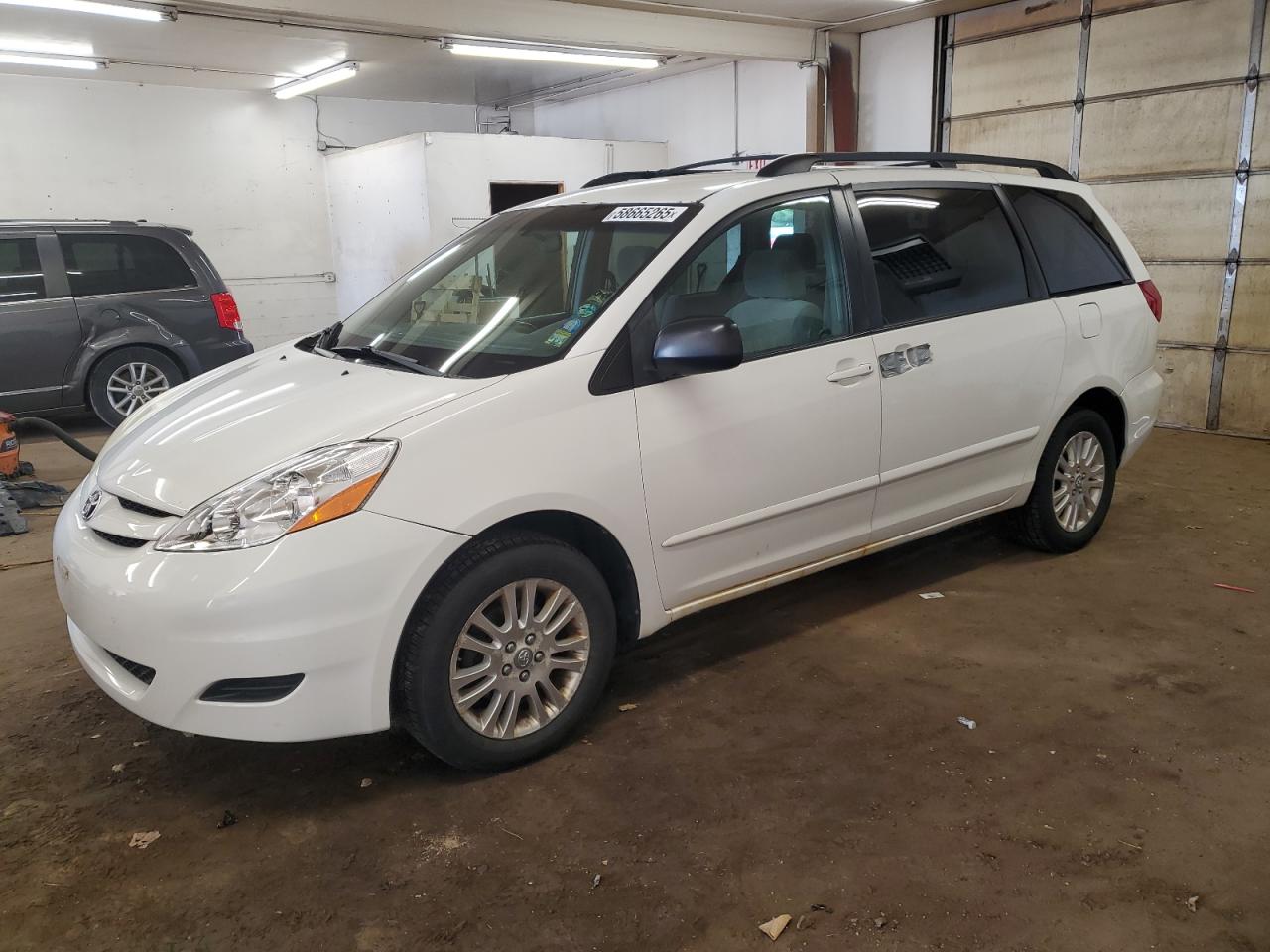 TOYOTA SIENNA LE 2008