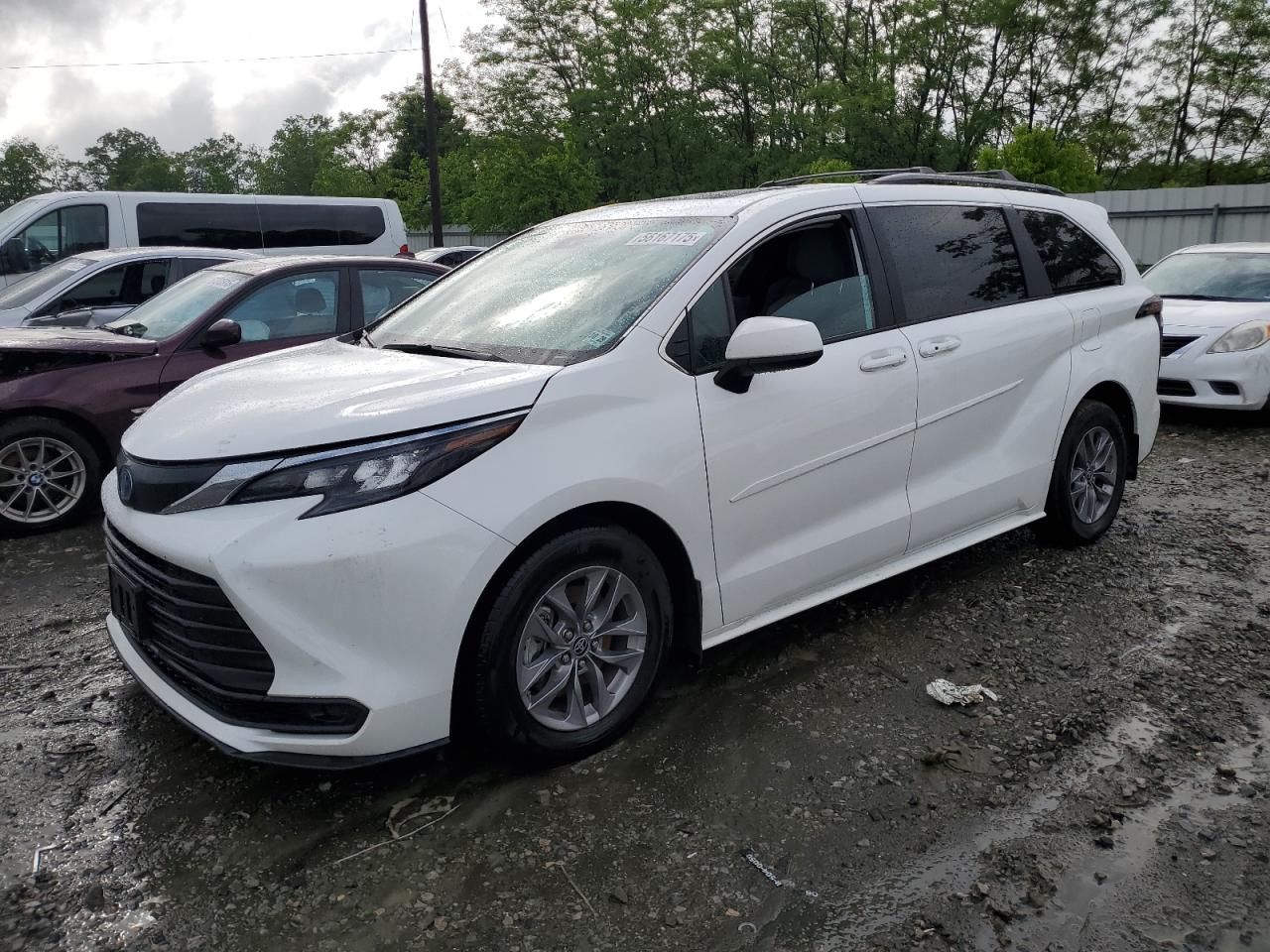 TOYOTA SIENNA LE 2025