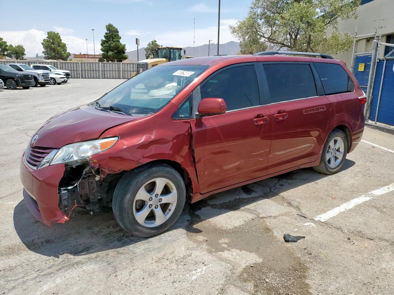 TOYOTA SIENNA LE 2017