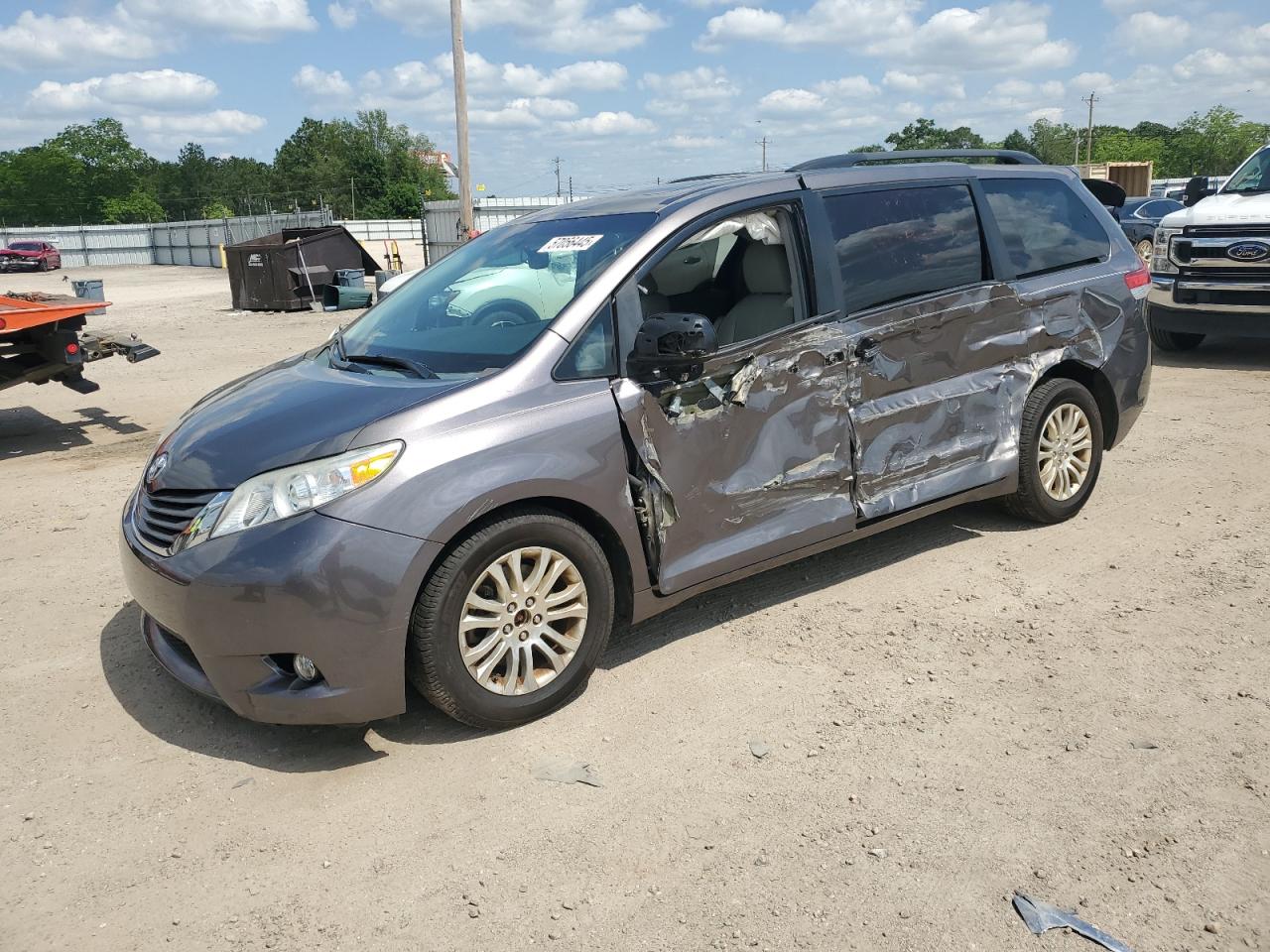 TOYOTA SIENNA XLE 2014