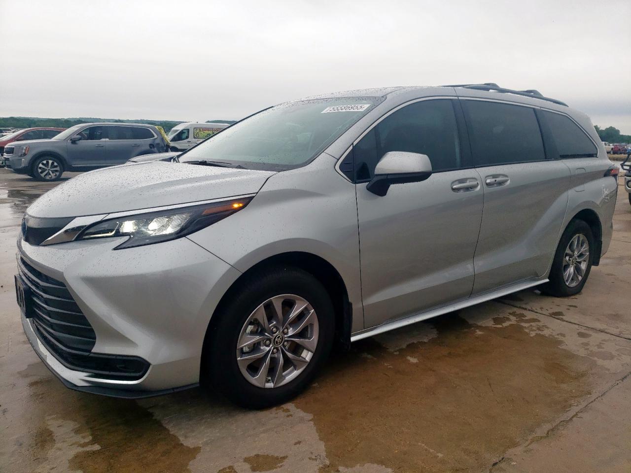 TOYOTA SIENNA LE 2025