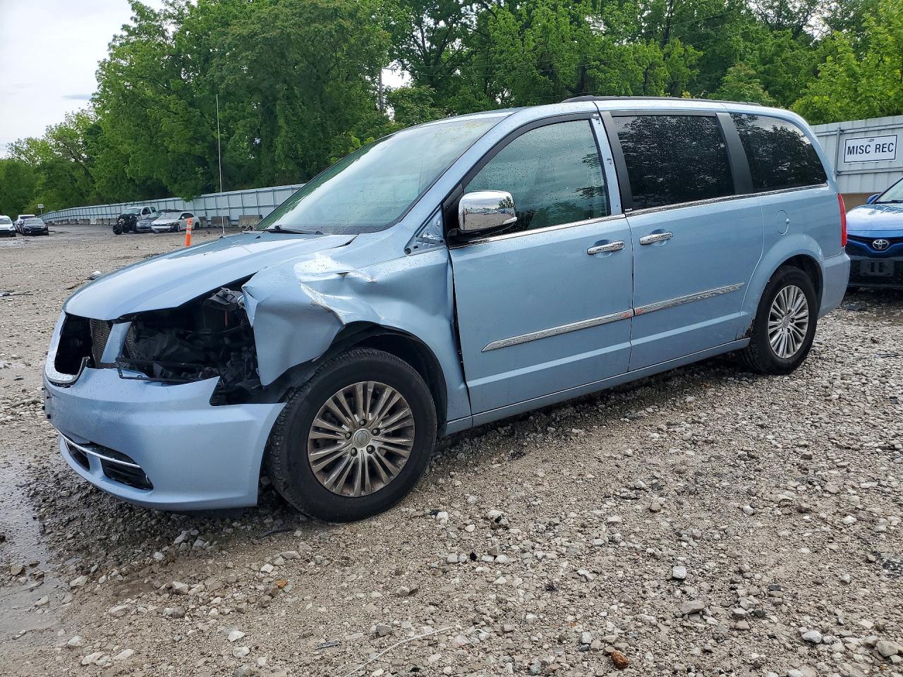 CHRYSLER TOWN & COUNTRY 2013