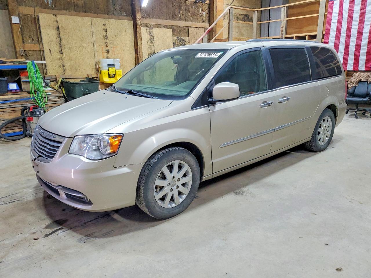 CHRYSLER TOWN & COUNTRY 2016