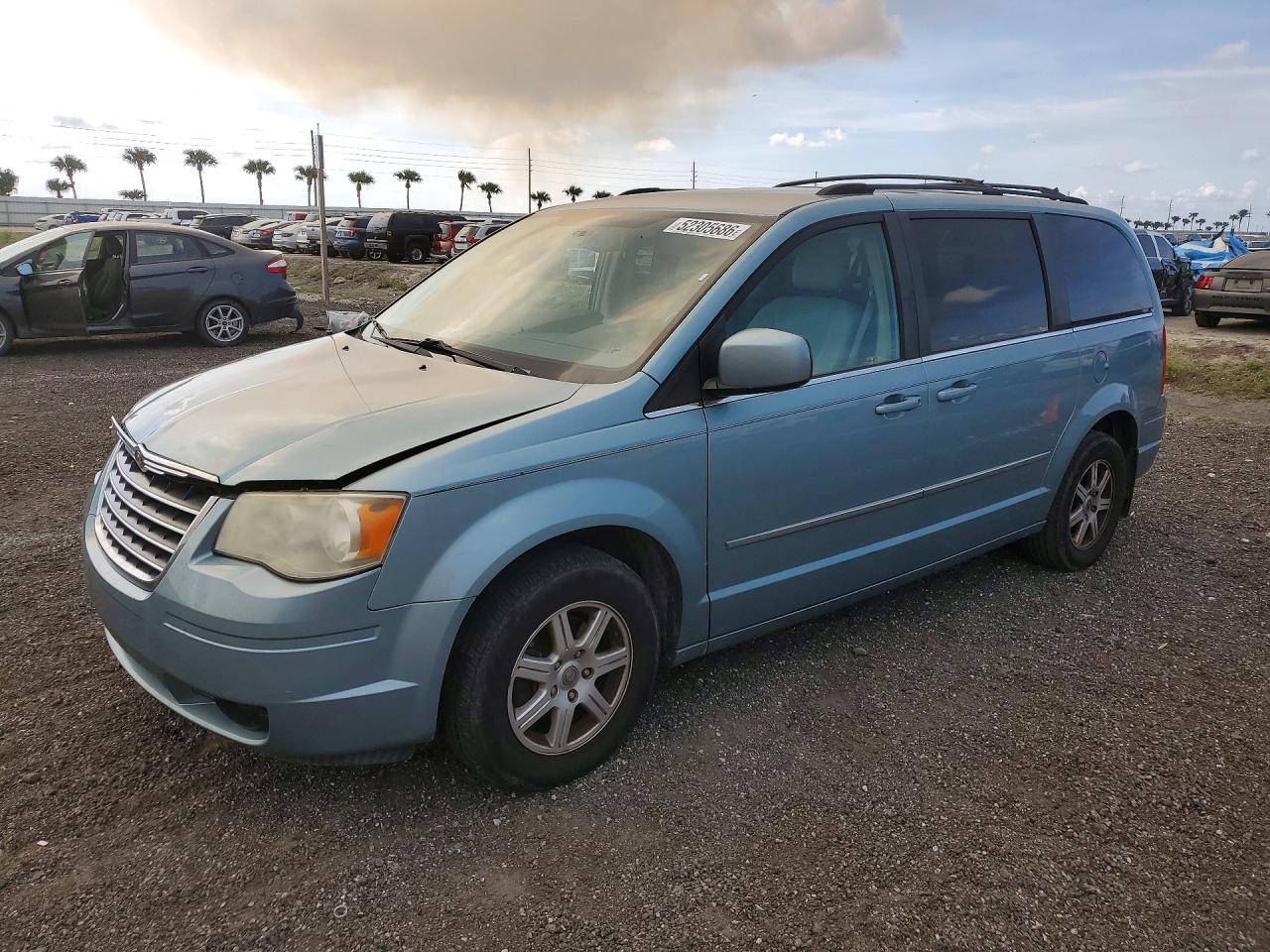 CHRYSLER TOWN & COUNTRY 2010