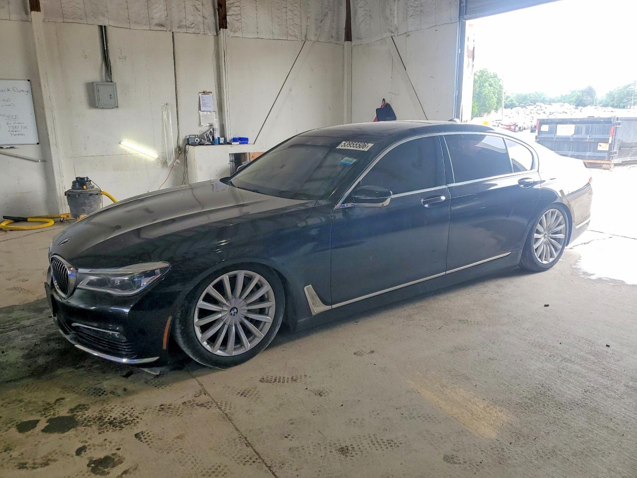 BMW 750 2016