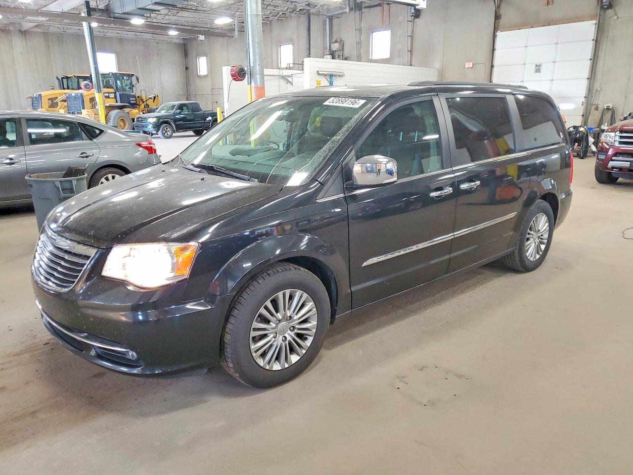 CHRYSLER TOWN & COUNTRY 2016