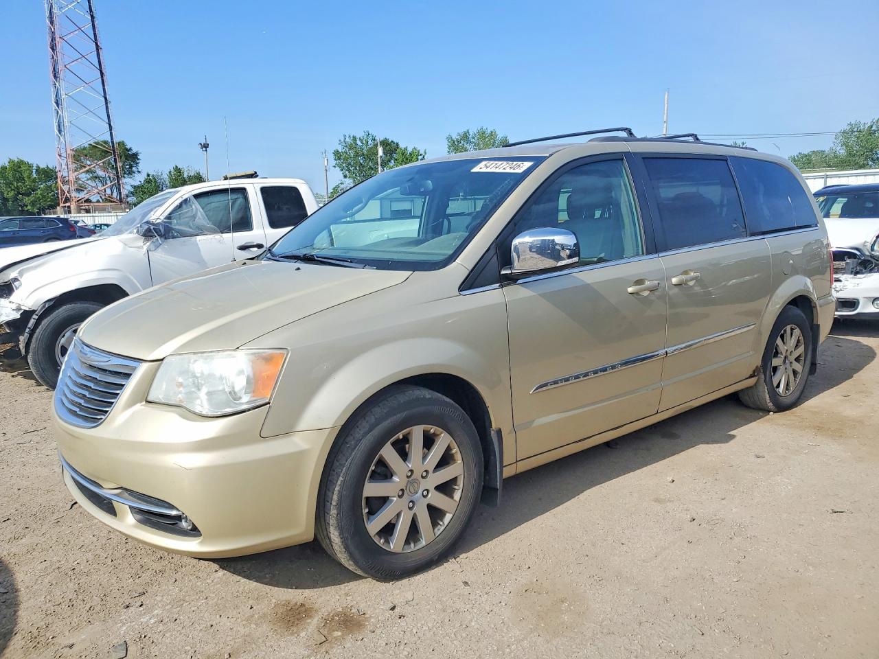 CHRYSLER TOWN & COUNTRY 2011