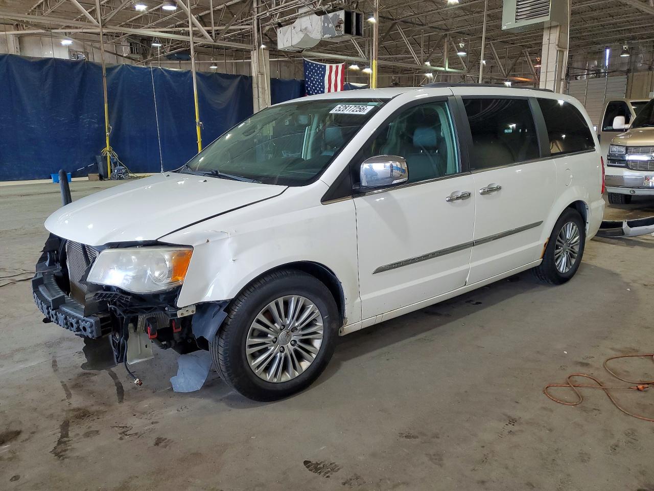 CHRYSLER TOWN & COUNTRY 2013