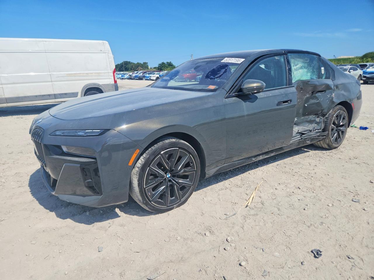 BMW 760 2023