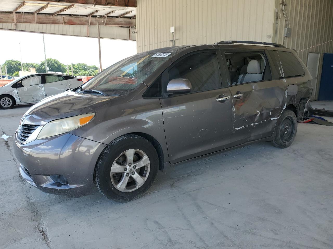 TOYOTA SIENNA LE 2014