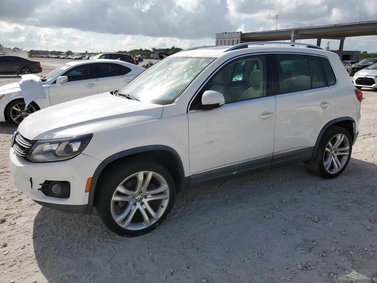 VOLKSWAGEN TIGUAN S 2012