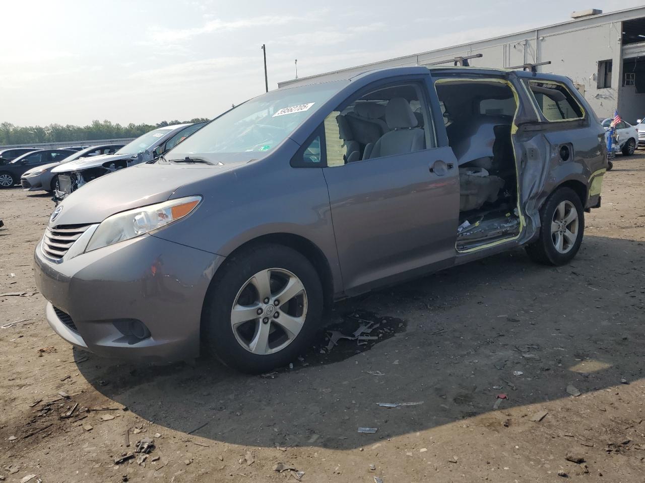 TOYOTA SIENNA LE 2017