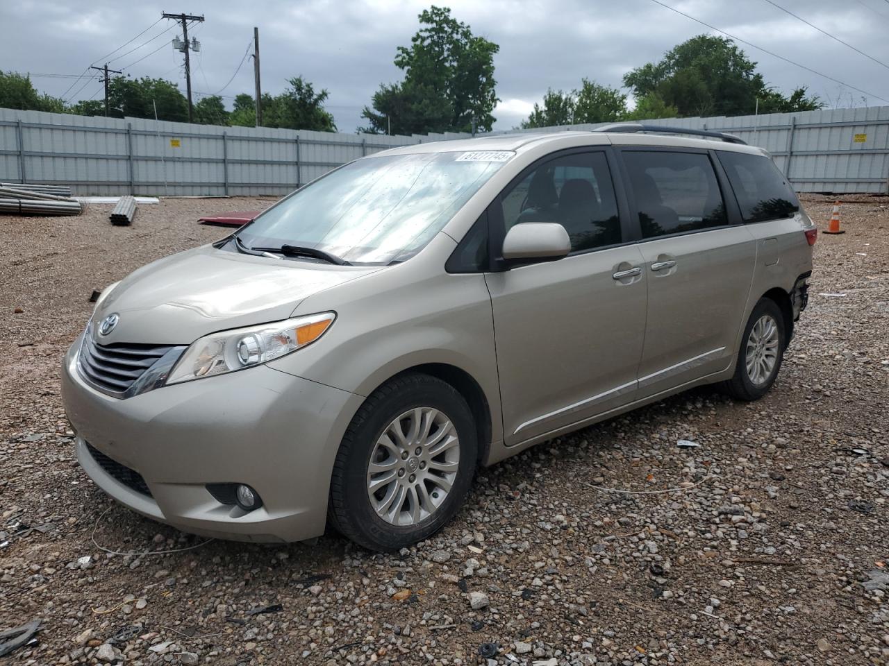 TOYOTA SIENNA XLE 2017