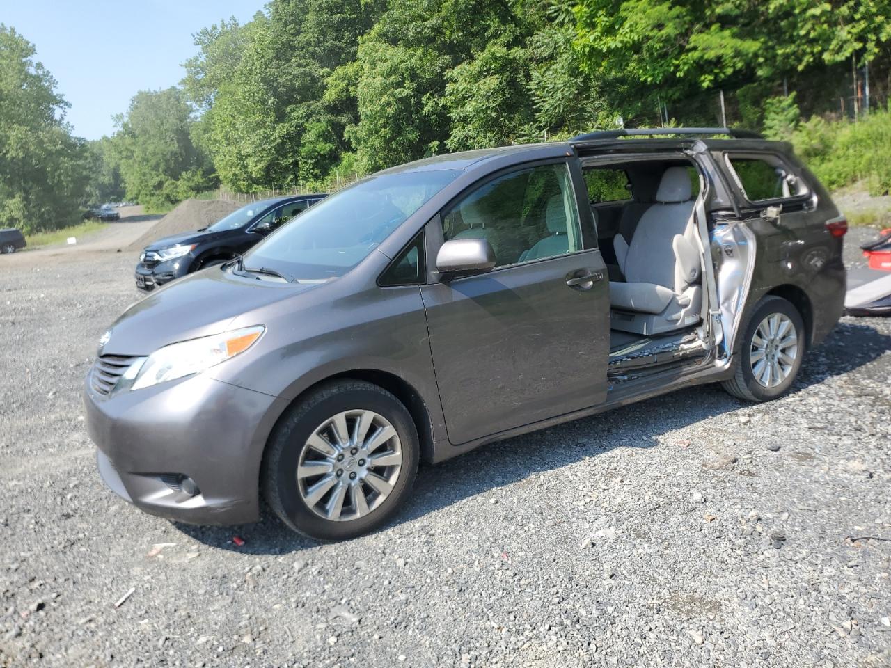 TOYOTA SIENNA LE 2015