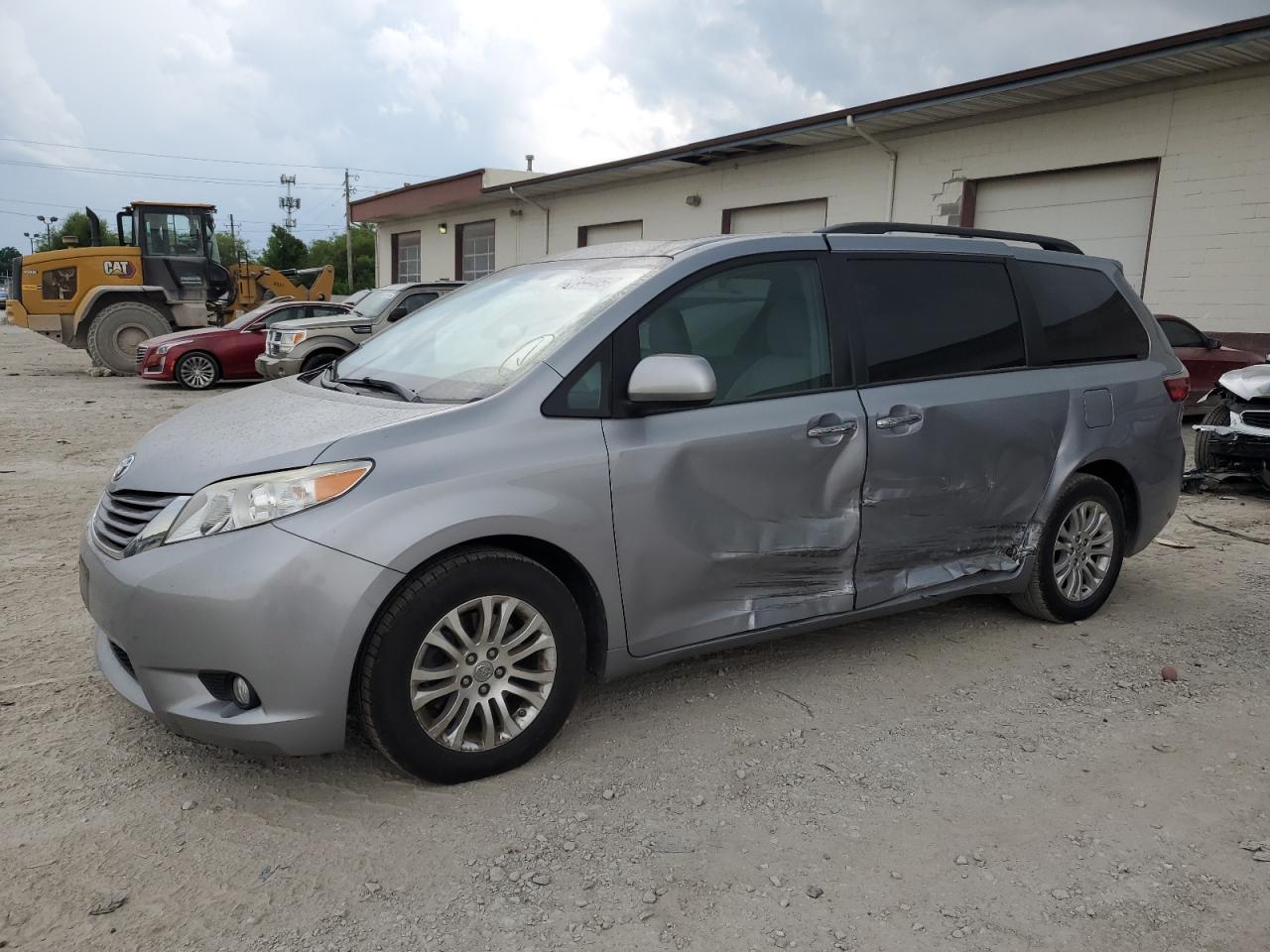 TOYOTA SIENNA XLE 2017