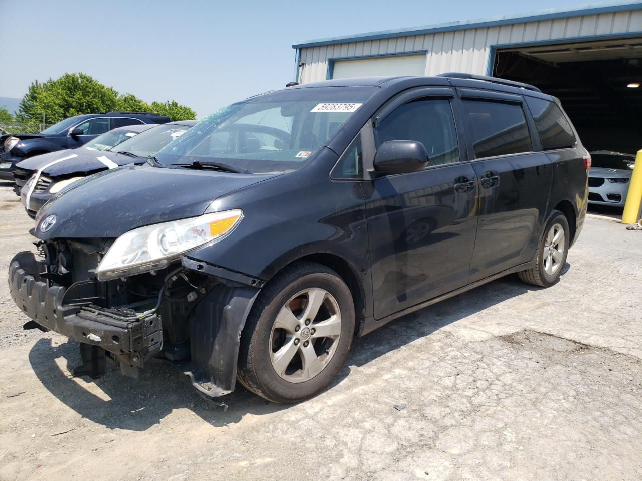 TOYOTA SIENNA LE 2017