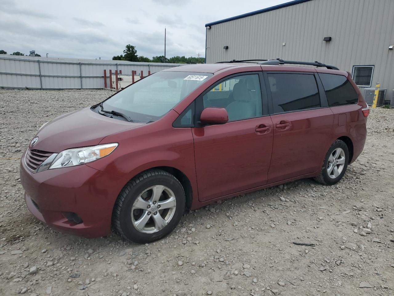 TOYOTA SIENNA LE 2016