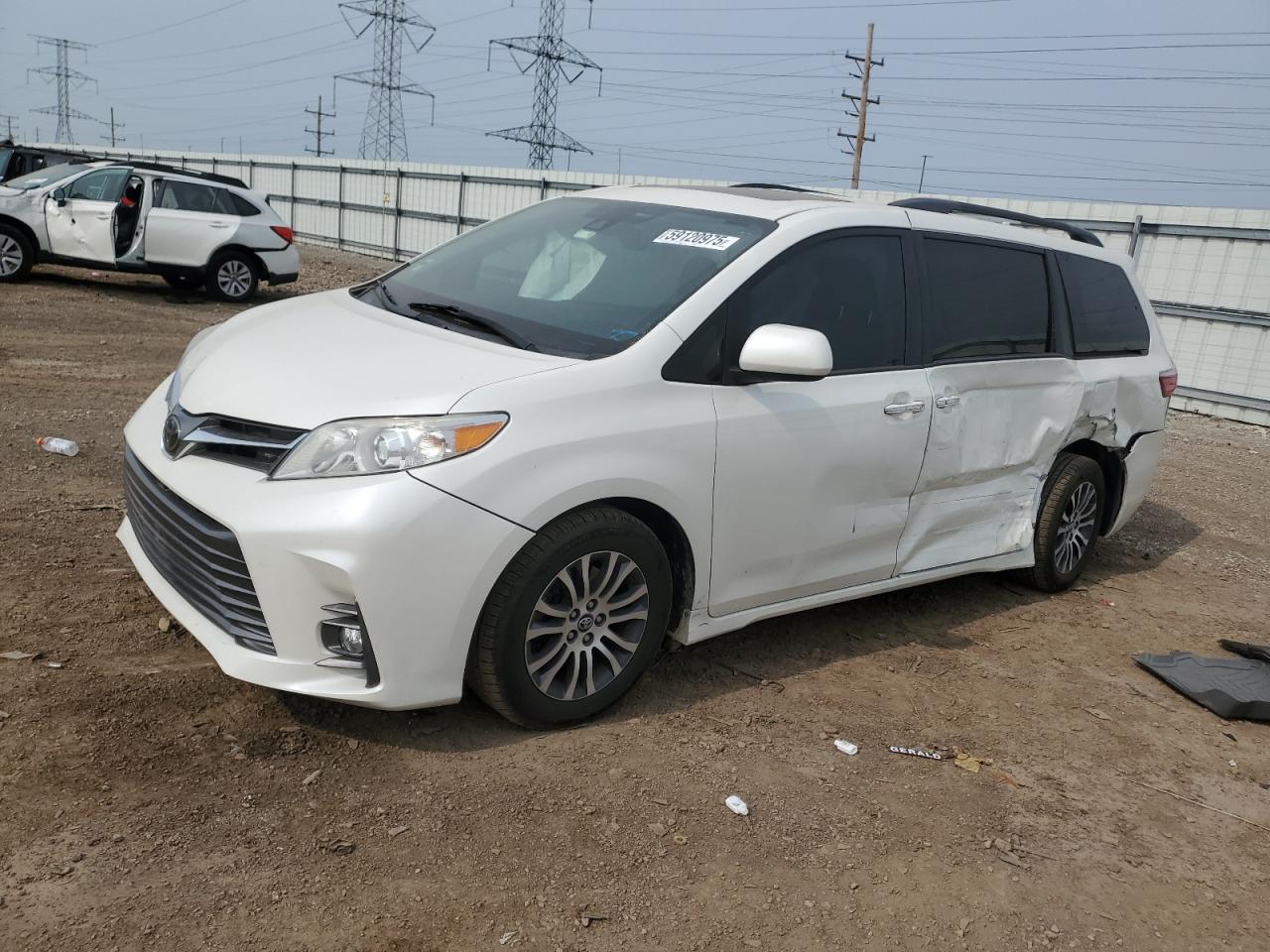 TOYOTA SIENNA XLE 2018