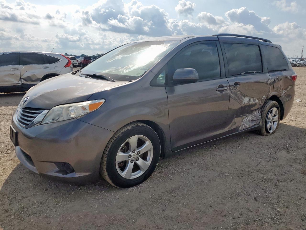 TOYOTA SIENNA LE 2017