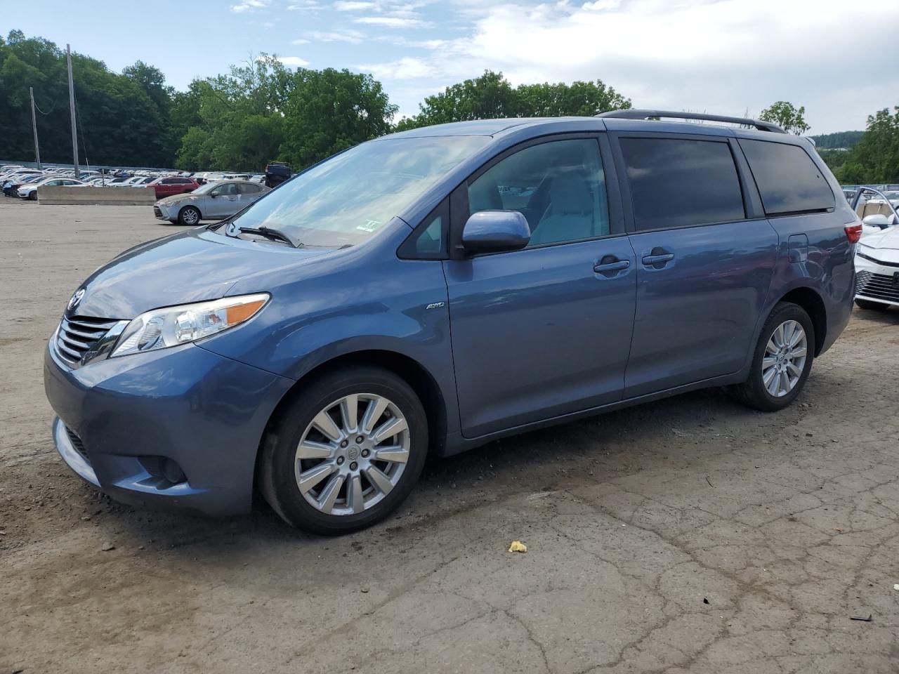 TOYOTA SIENNA LE 2017