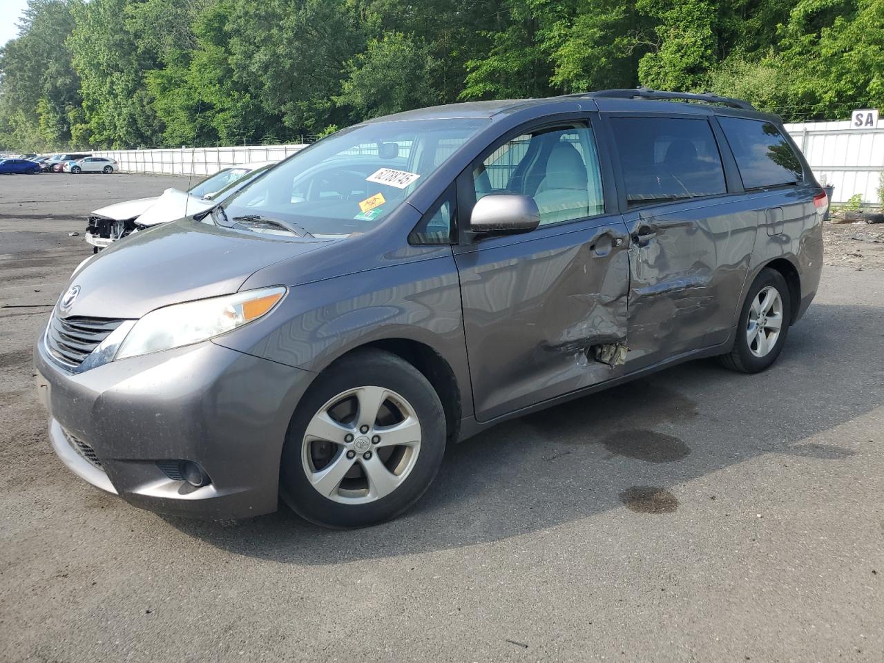 TOYOTA SIENNA LE 2012