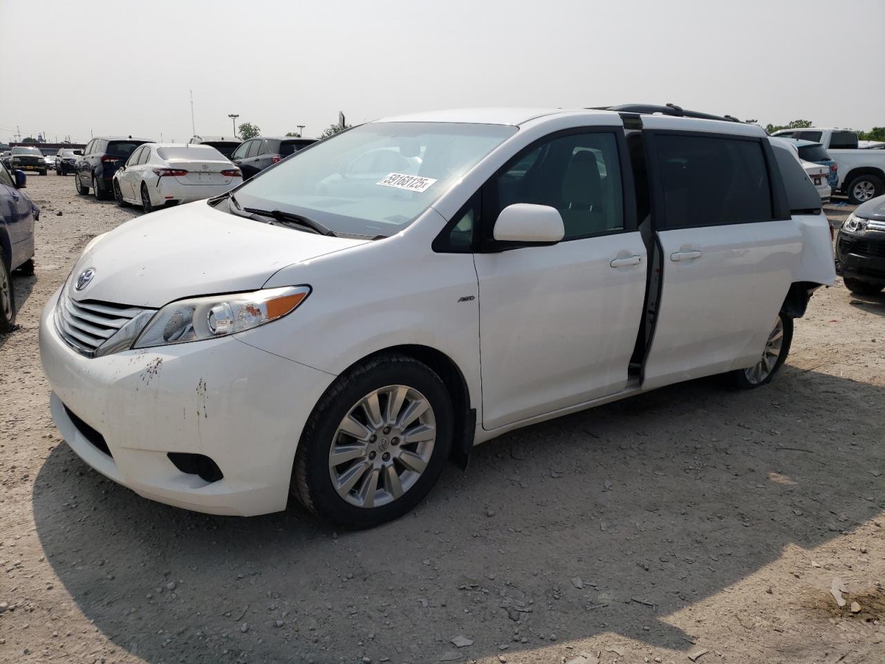 TOYOTA SIENNA LE 2016