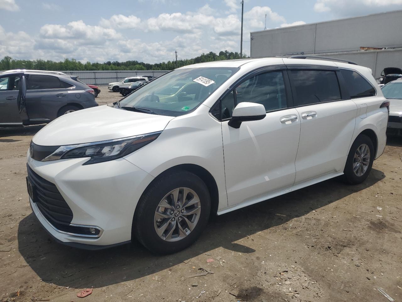 TOYOTA SIENNA XLE 2024