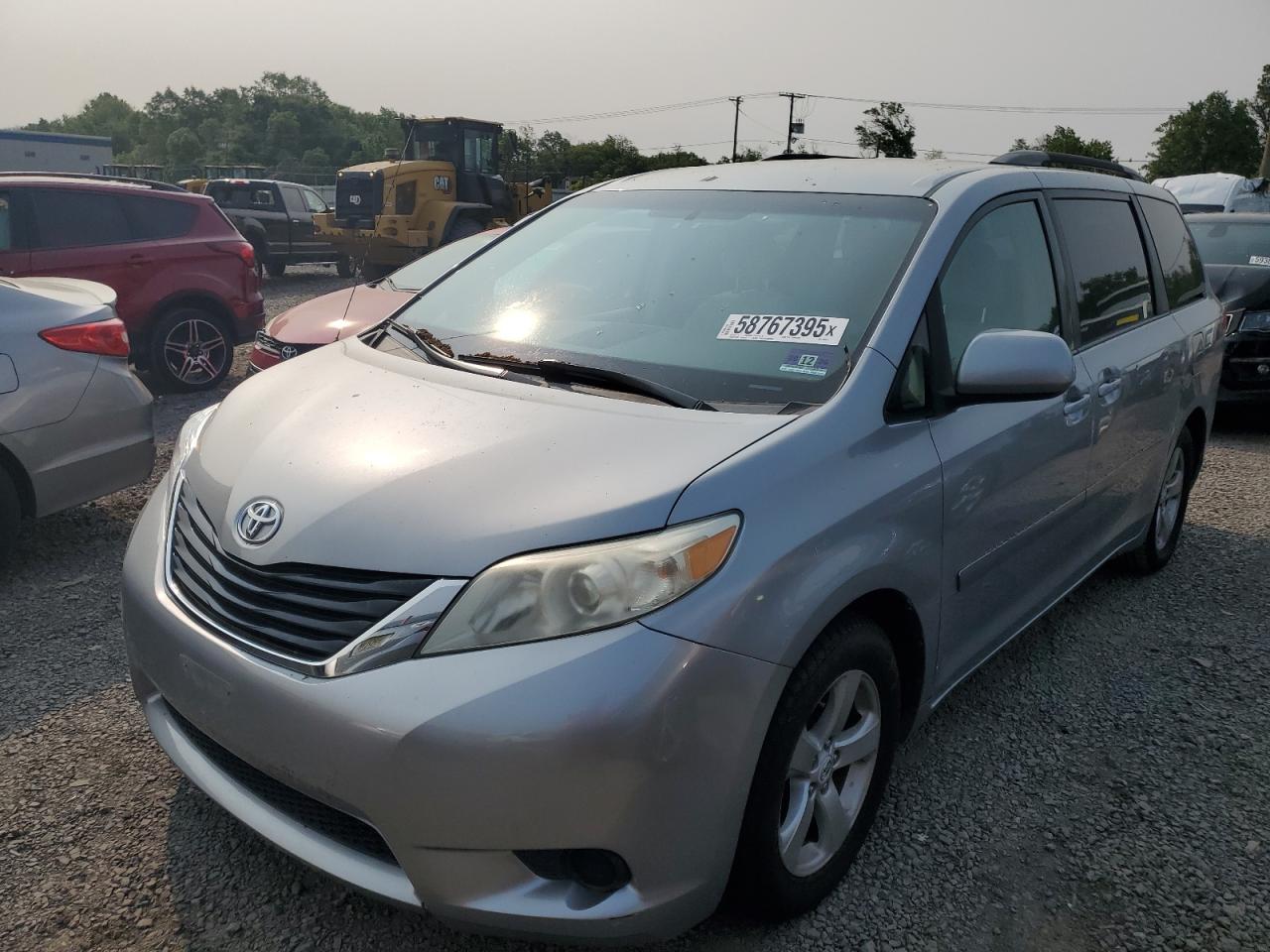 TOYOTA SIENNA LE 2012