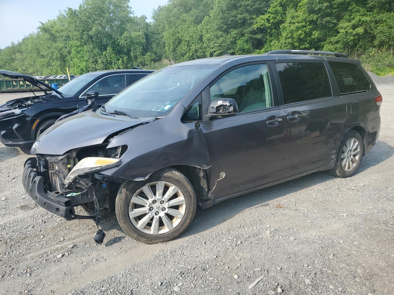 TOYOTA SIENNA XLE 2011
