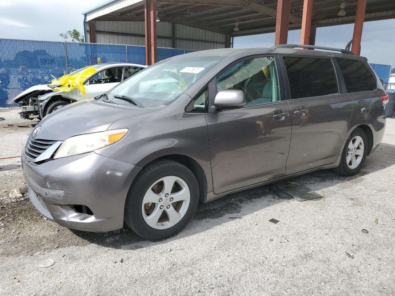 TOYOTA SIENNA LE 2011