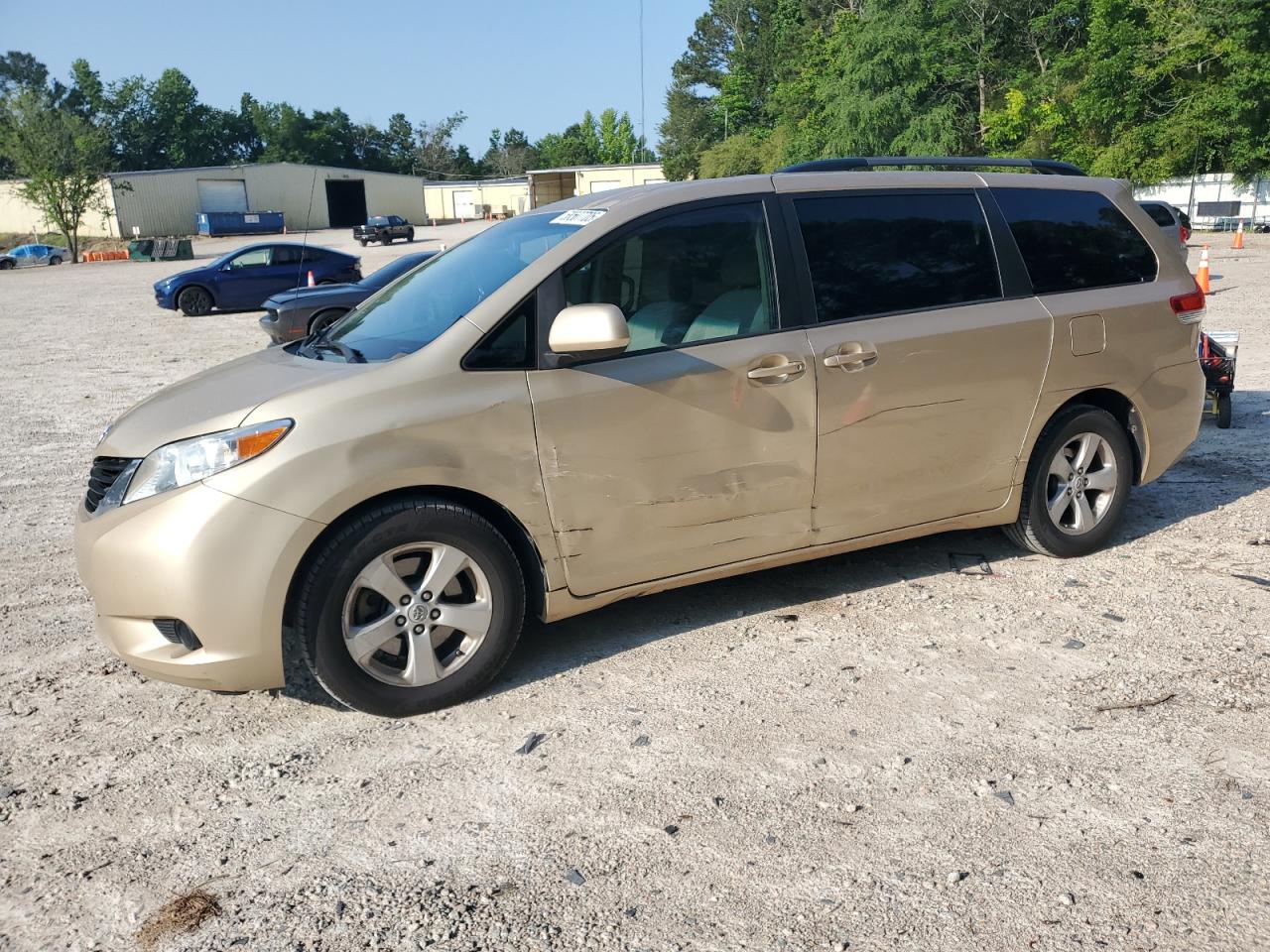 TOYOTA SIENNA LE 2011
