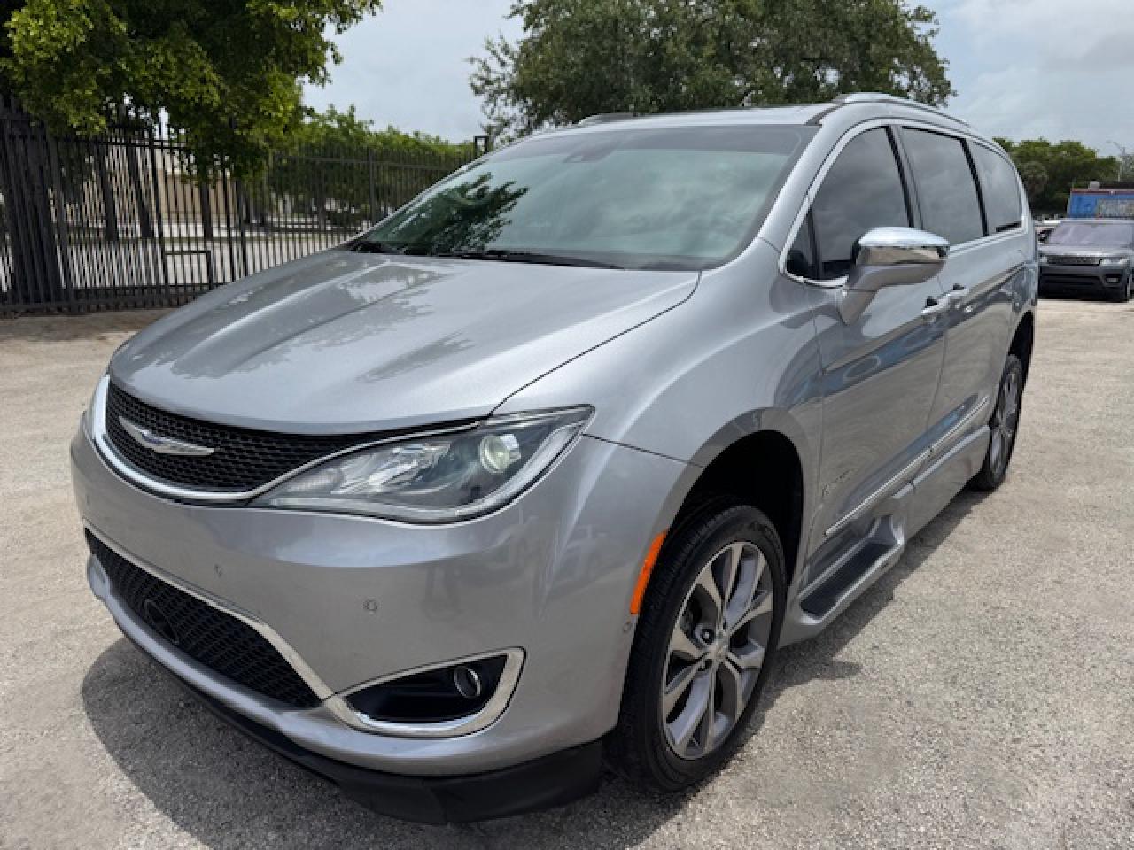 CHRYSLER PACIFICA LIMITED 2019
