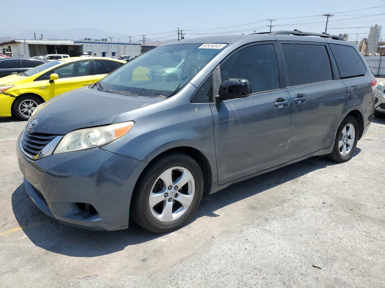TOYOTA SIENNA LE 2011