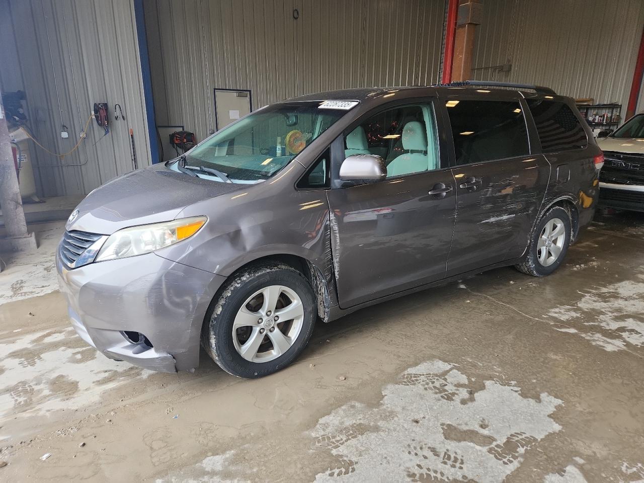 TOYOTA SIENNA LE 2013