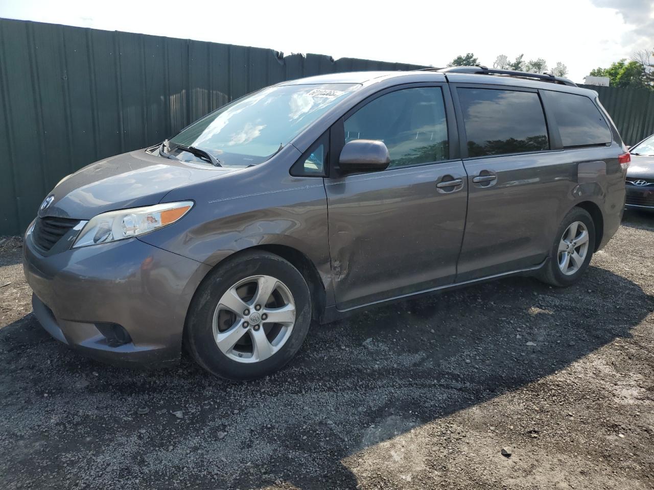 TOYOTA SIENNA LE 2014