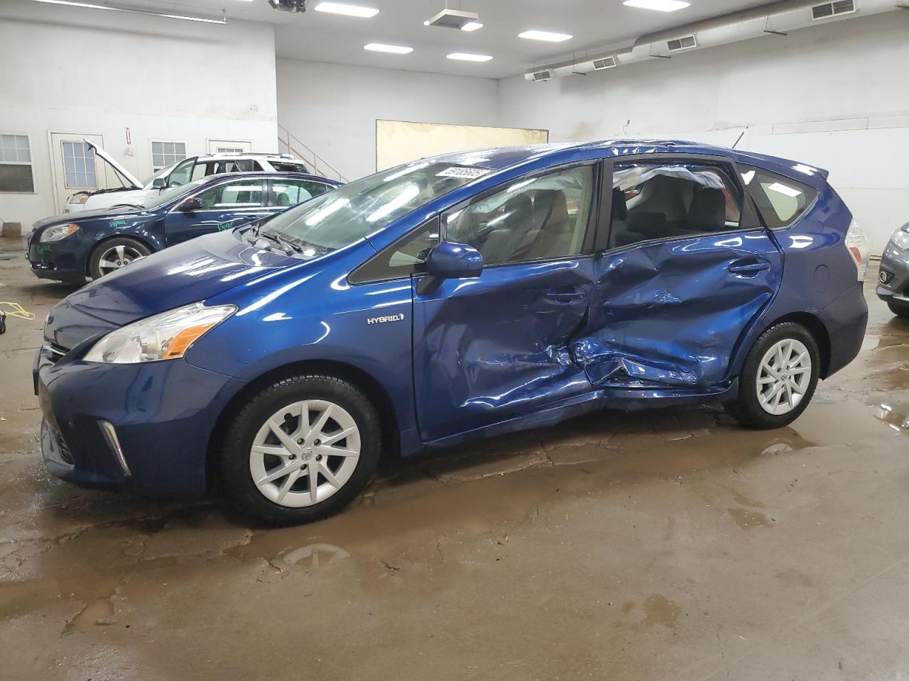 TOYOTA PRIUS V 2013