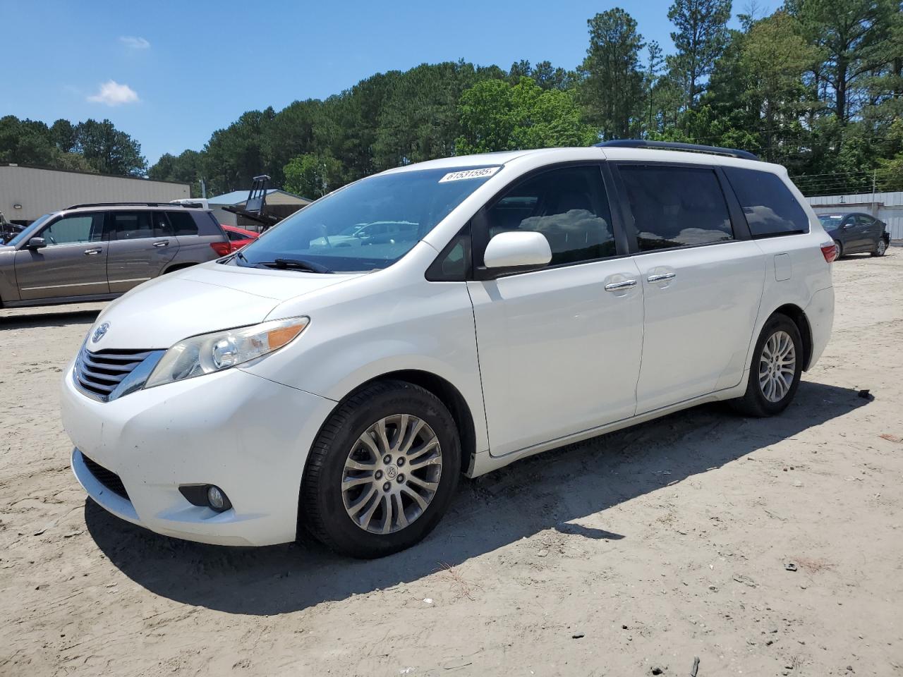 TOYOTA SIENNA XLE 2017