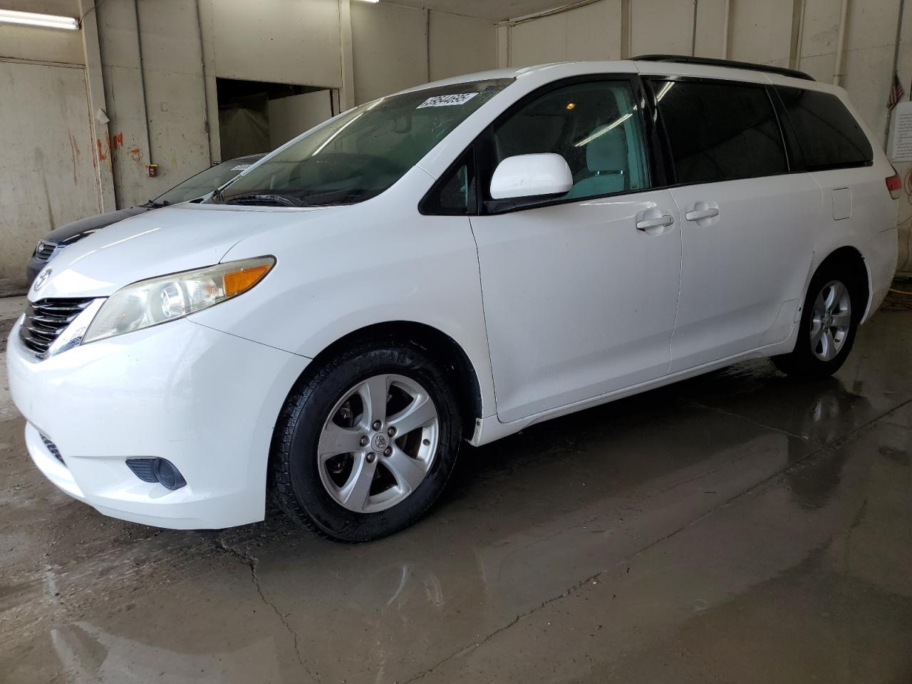 TOYOTA SIENNA LE 2011