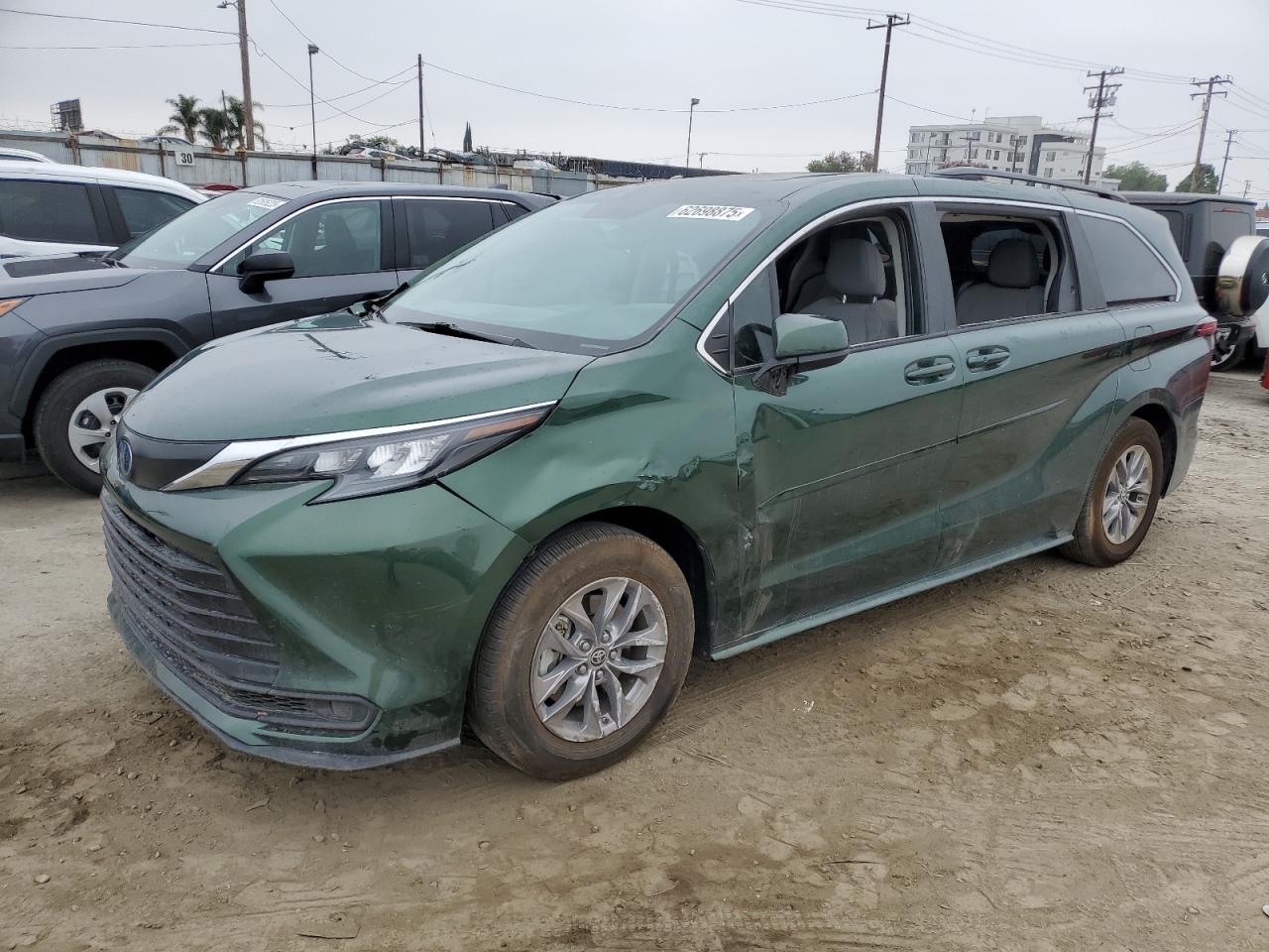 TOYOTA SIENNA LE 2024