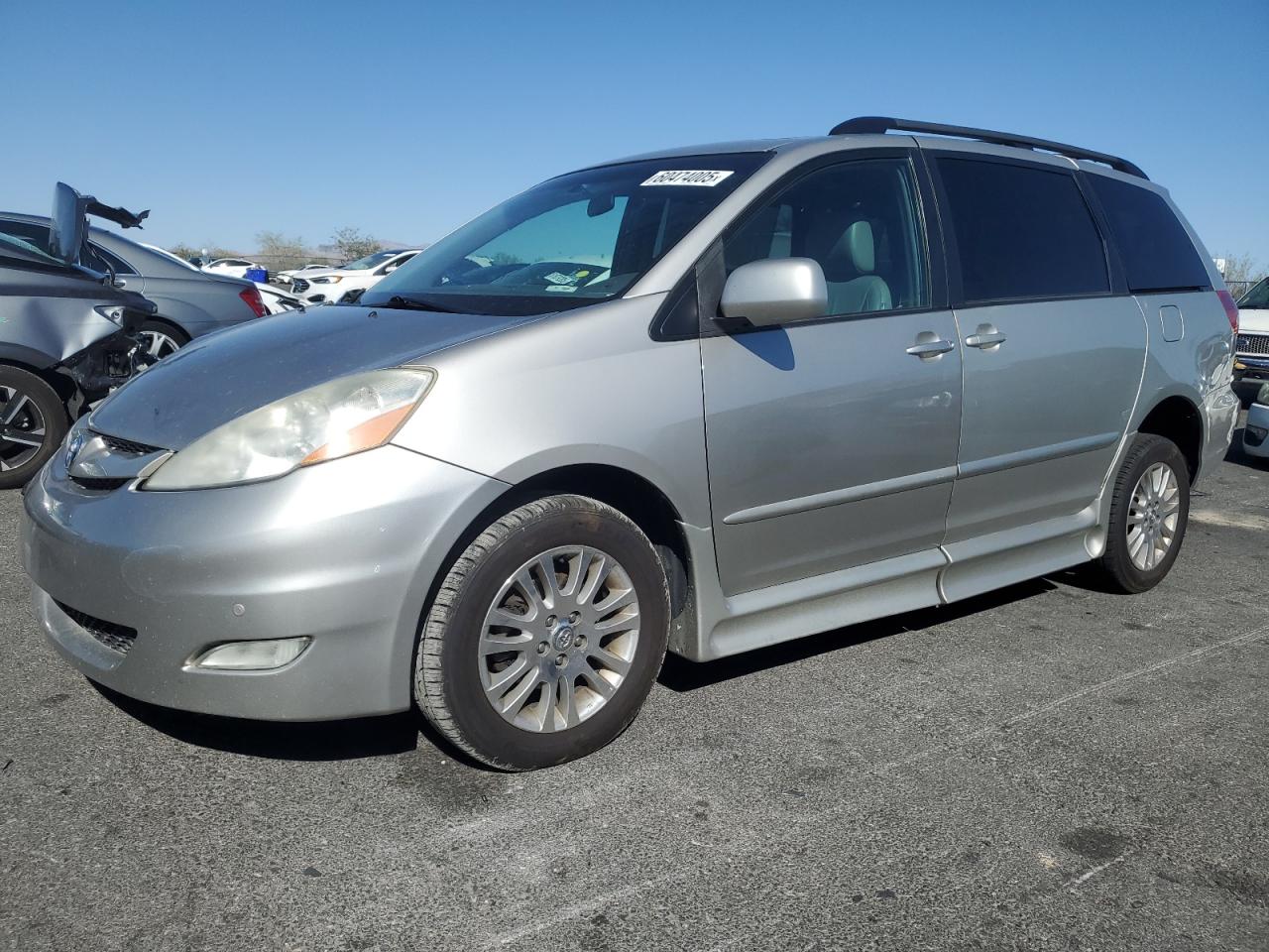 TOYOTA SIENNA XLE 2010
