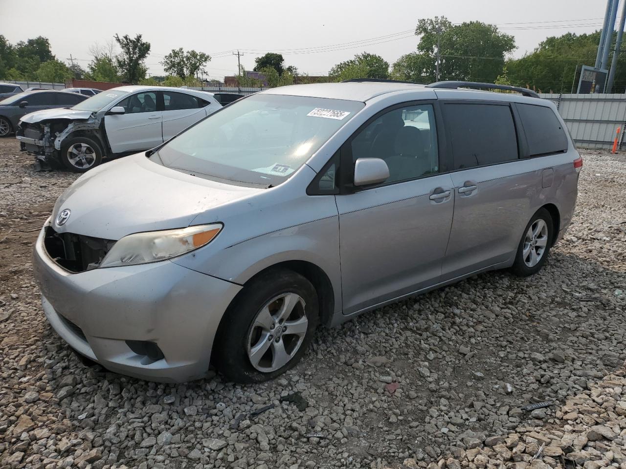 TOYOTA SIENNA LE 2011