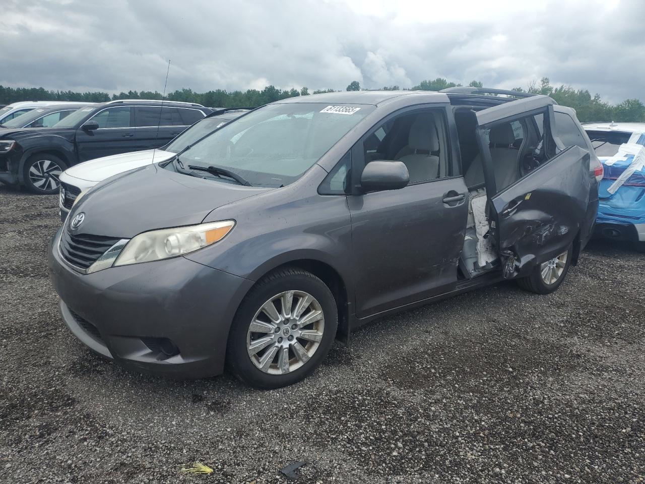 TOYOTA SIENNA LE 2011