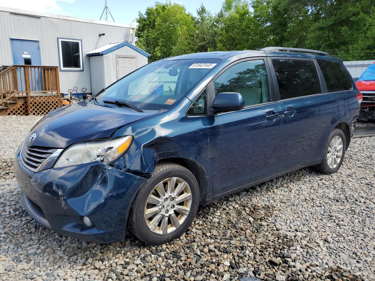 TOYOTA SIENNA XLE 2011
