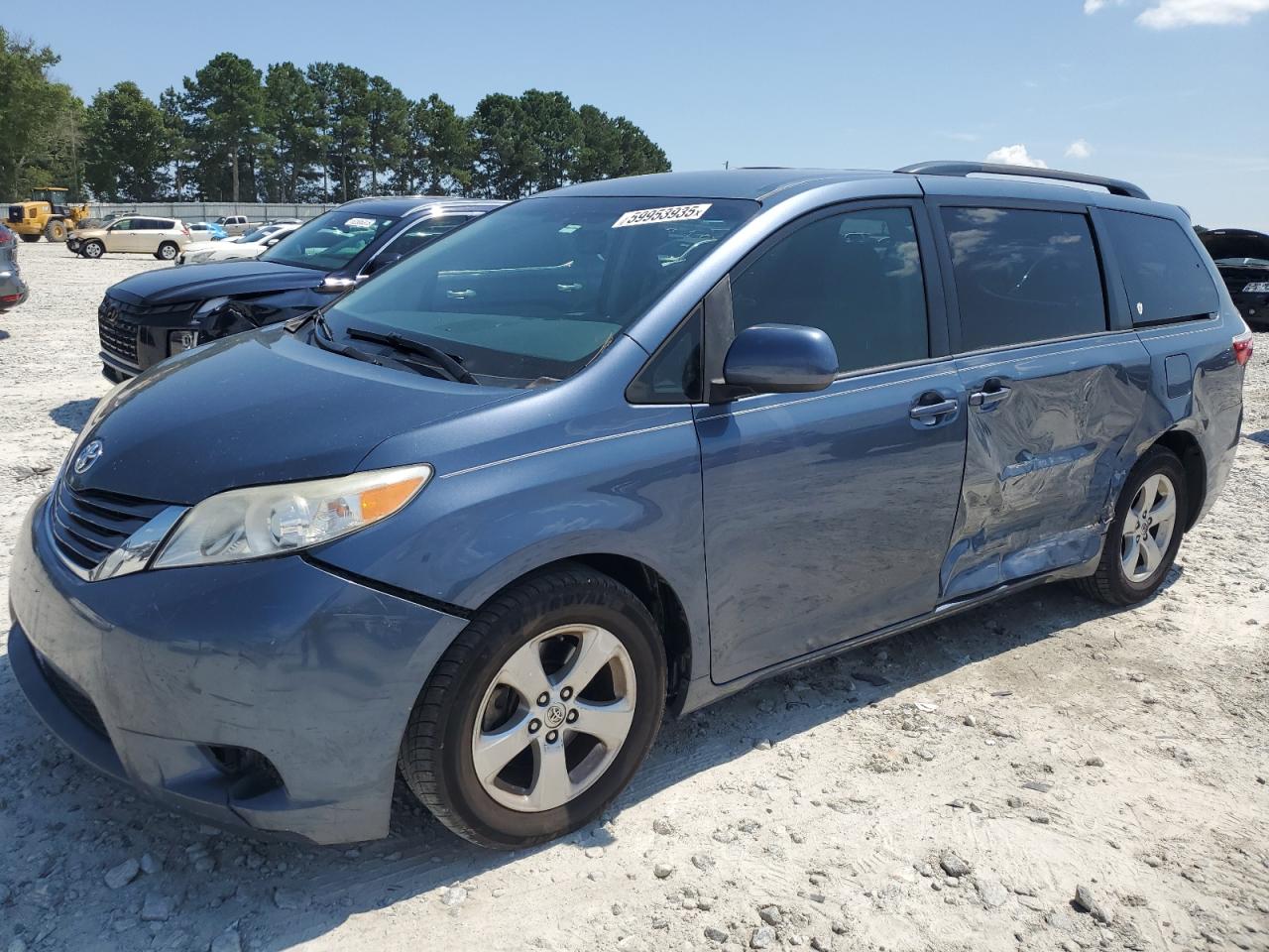 TOYOTA SIENNA LE 2015