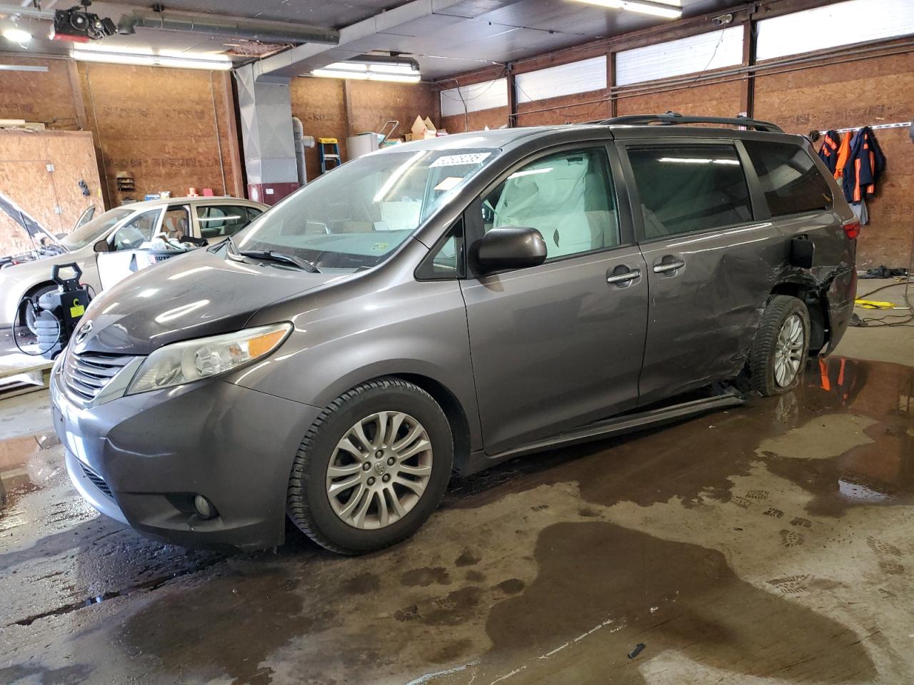 TOYOTA SIENNA XLE 2015