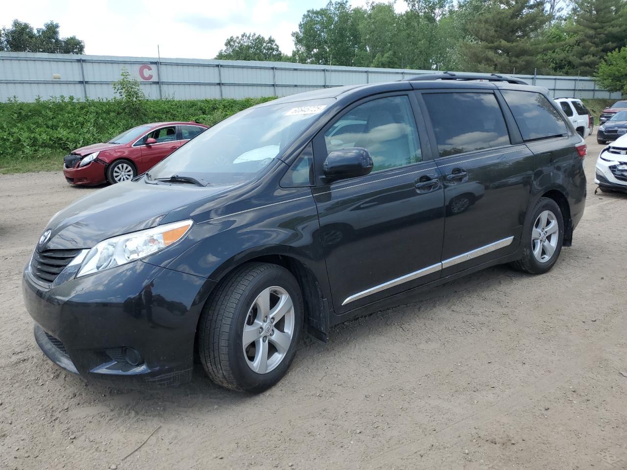 TOYOTA SIENNA LE 2015