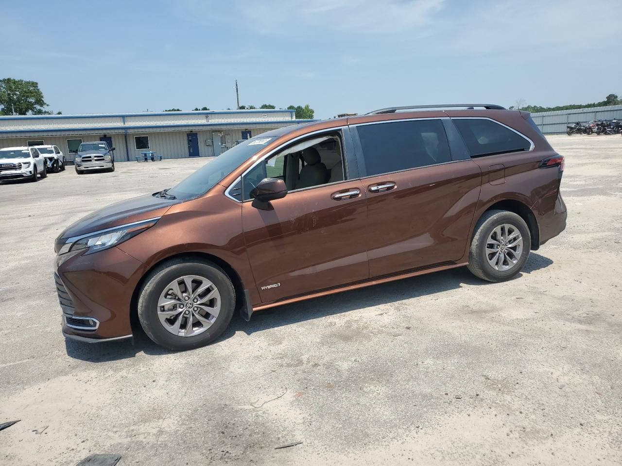 TOYOTA SIENNA XLE 2021