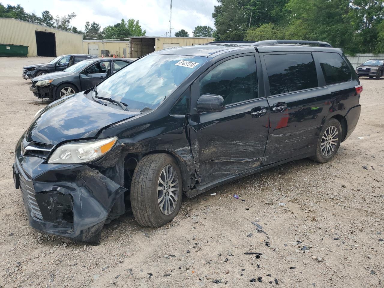 TOYOTA SIENNA XLE 2018