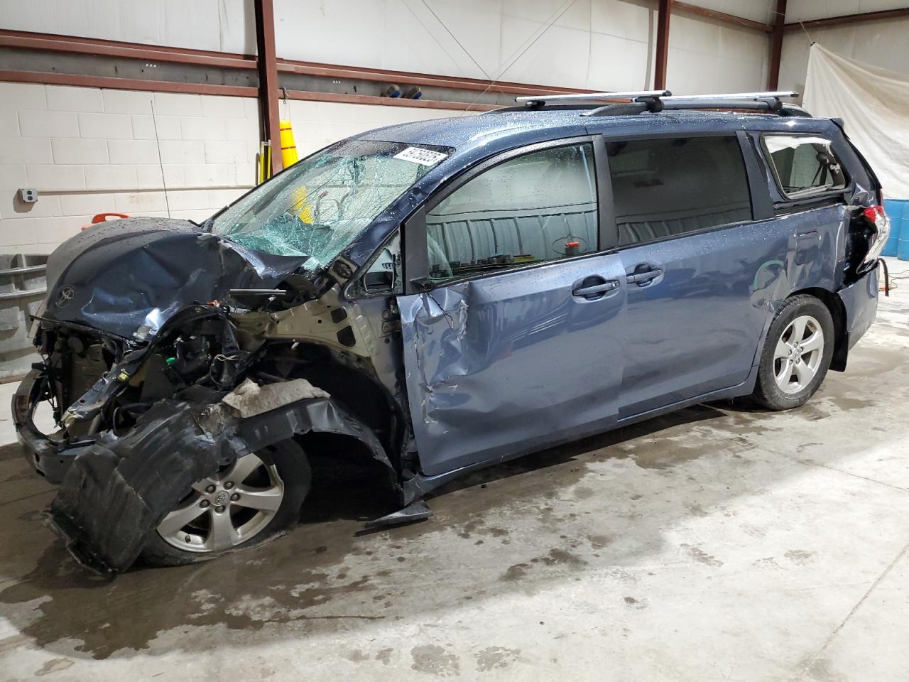 TOYOTA SIENNA LE 2013