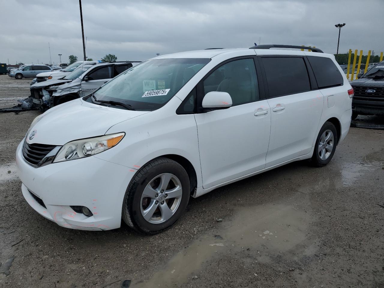 TOYOTA SIENNA LE 2013